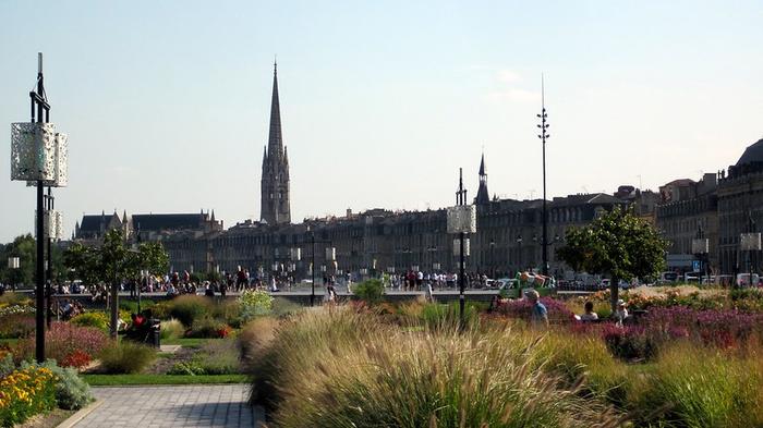 Bordeaux/immobilier/CENTURY21 Cabinet Rollin/quais miroir d'eau bordeaux patrimoine appartement architecture immobilier